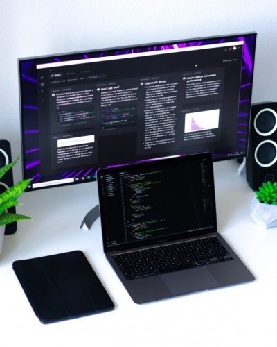 A hekkerek a spájzban vannak! Egy 100-ad! 3 Beautiful and clean white desk with a purple desktop and a space-grey MacBook Air
